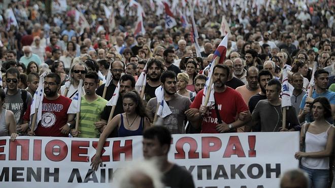 Miles de manifestantes protestan en Atenas contra el acuerdo pactado por Tsipras