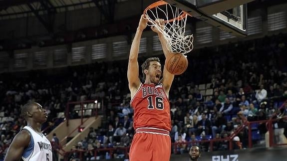 Los hermanos Gasol se divierten con la NBA en un duelo histórico en África