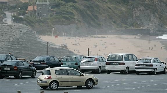 En verano, el coche siempre aparcado a la sombra