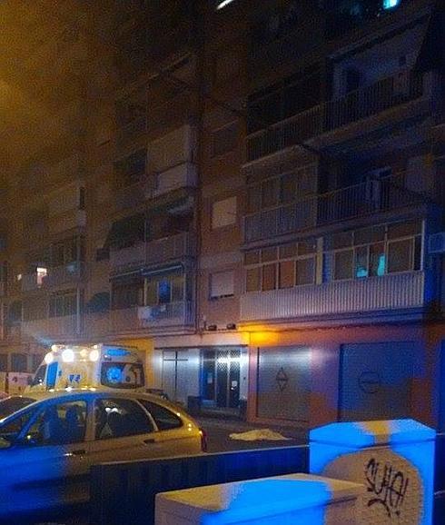 Golpea a su mujer y luego se arroja desde un quinto piso