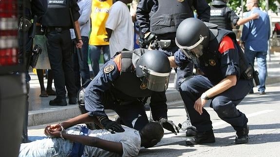 Violentos disturbios en Salou tras morir un senegalés