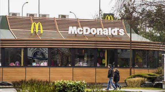 McDonald's se disculpa tras prohibir a sus empleados alimentar a los sin techo