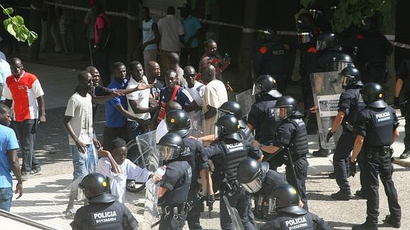 El sindicato de los Mossos alerta del «aumento de «agresividad» de los manteros