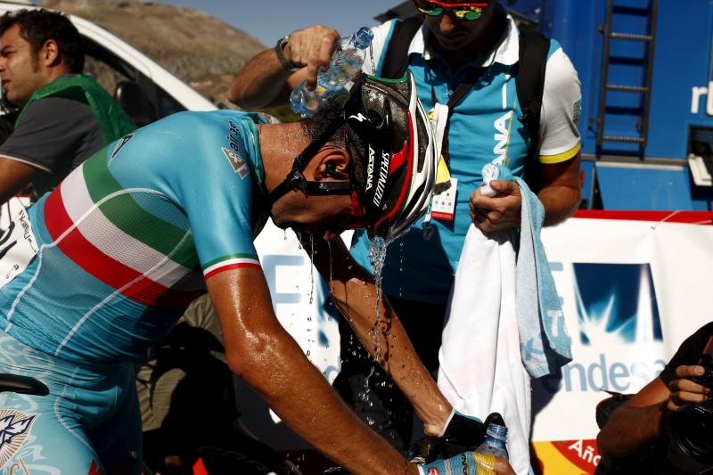 Vincenzo Nibali, expulsado por agarrarse al coche de su equipo