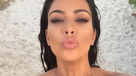 Kim Kardashian presume de embarazo y de mini bikini