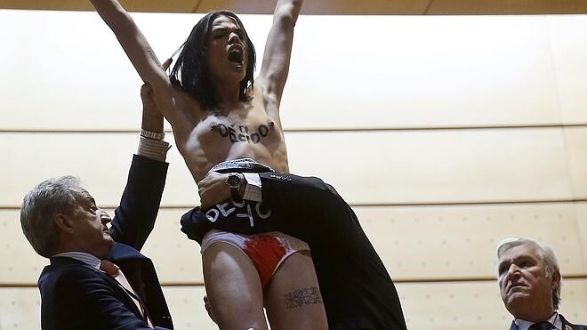 La Femen desalojada del Senado se enfrenta a 600 euros de multa