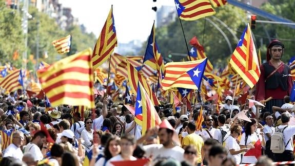 Miles de catalanes toman la calle en la Diada para reclamar la independencia