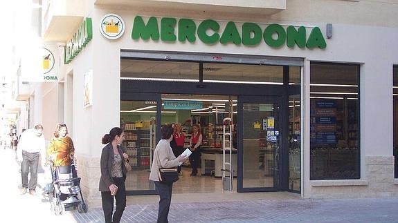 Mercadona y sus proveedores acuerdan pagar más por la leche a los ganaderos