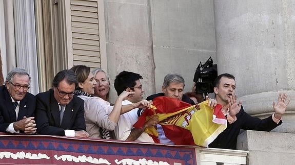 'Guerra de banderas' en el balcón del Ayuntamiento de Barcelona