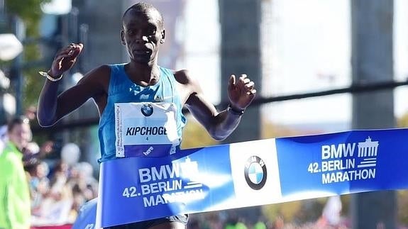 El keniano Eliud Kipchoge se corona en Berlín