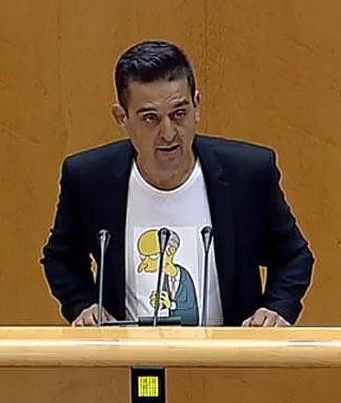 Compromís se viste con una camiseta del señor Burns en un debate con Montoro