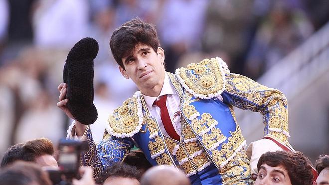 López Simón agranda su épica con la tercera Puerta Grande del año en Madrid