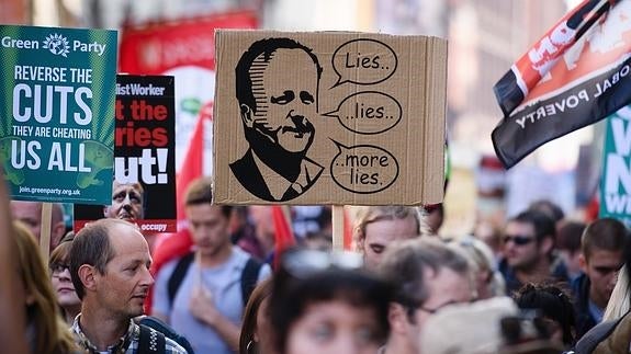 Miles de personas protestan en Manchester contra los recortes de Cameron