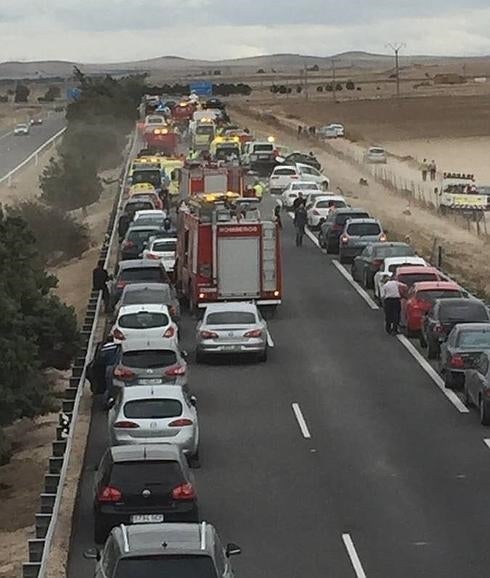 Seis heridos graves en una colisión múltiple en la A-6 en Valladolid