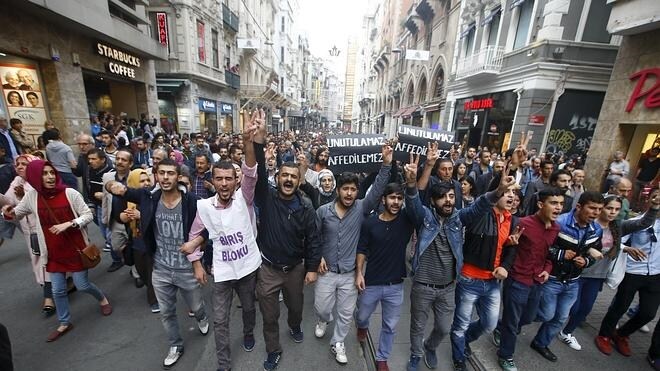 Cientos de personas se manifiestan contra el Estado turco en Estambul