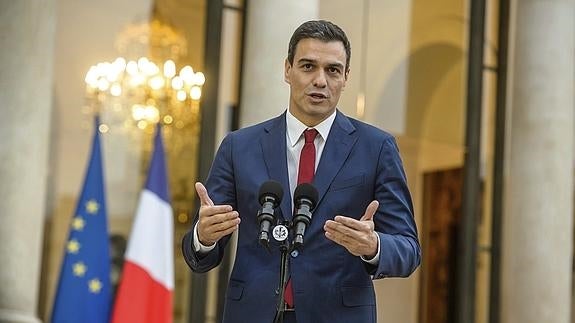 Sánchez recibe en París el respaldo de Hollande y Valls a su candidatura