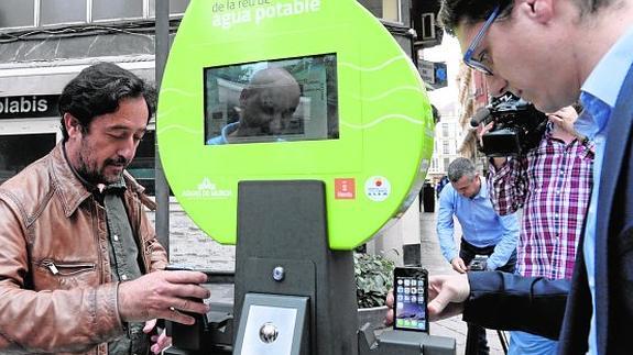 Cómo cargar el móvil en la calle con energía hidráulica