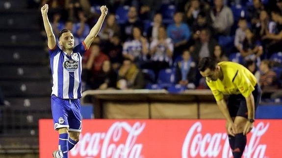 Lucas Pérez evita que el Atlético sea líder