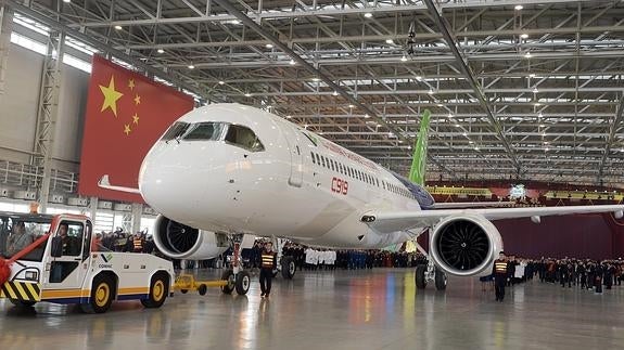 China presenta su primer avión comercial para competir con Airbus y Boeing