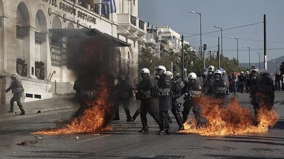 La Policía griega dispersa con gas lacrimógeno la manifestación de Atenas