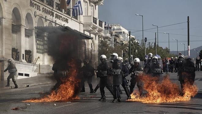 La Policía griega dispersa con gas lacrimógeno la manifestación de Atenas
