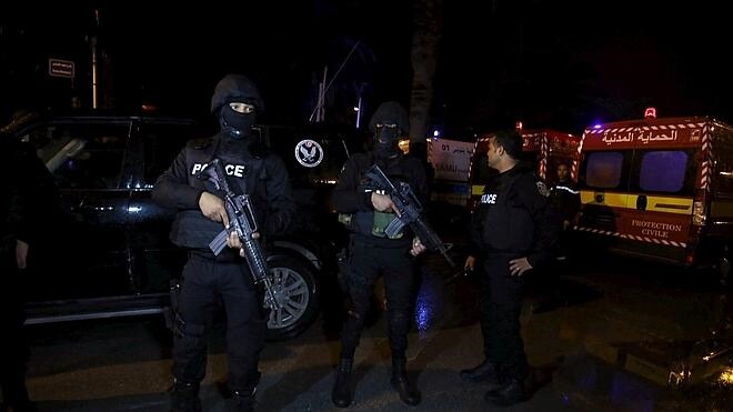 Al menos 12 muertos en Túnez en un atentado contra un autobús de la Guardia presidencial