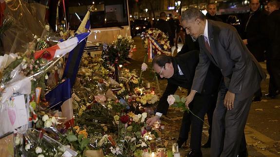 Obama homenajea junto a Hollande a las víctimas de la sala Bataclan de París