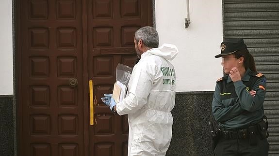 Dos guardias civiles heridos por un hombre atrincherado en Córdoba