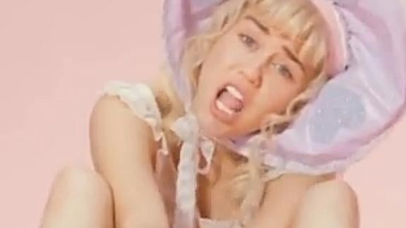 Miley Cyrus se disfraza de bebé en 'BB Talk'