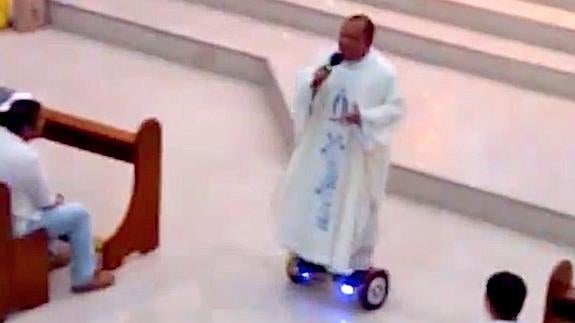 Un sacerdote es sancionado por oficiar misa en patinete eléctrico en Filipinas