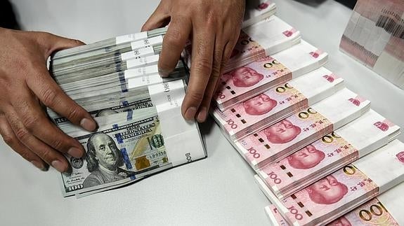 China baja la cotización de referencia del yuan a su nivel más bajo en 5 años