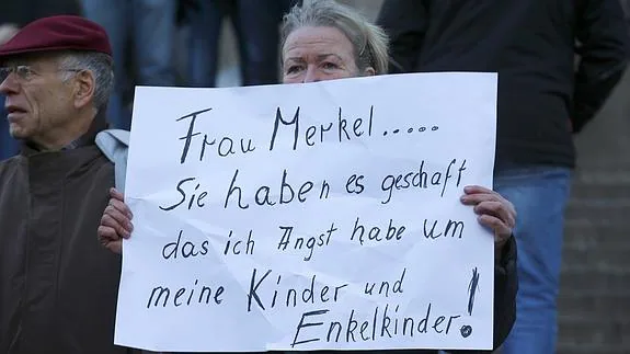 Merkel aboga por endurecer las reglas de expulsión de los refugiados condenados