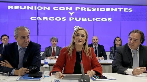 Cargos populares critican que Cifuentes no haya mencionado el trabajo de Aguirre de estos años en la reunión del PP