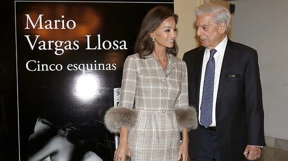 Un Vargas Llosa «muy enamorado» presenta 'Cinco esquinas'