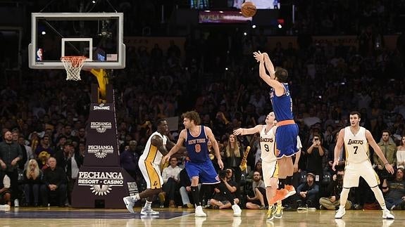 Calderón rompe a los Lakers con un triple casi sobre la bocina