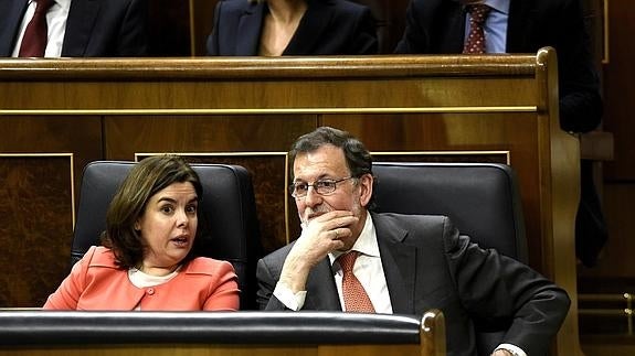 Sáenz de Santamaría: «El Gobierno está actuando con la debida lealtad al Parlamento»