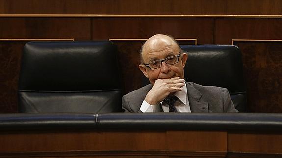 Montoro no cede a las críticas y mantiene el objetivo del déficit autonómico