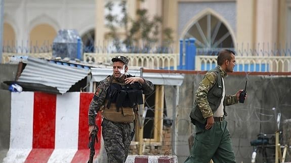 Al menos 28 muertos y 327 heridos en un atentado suicida en Kabul