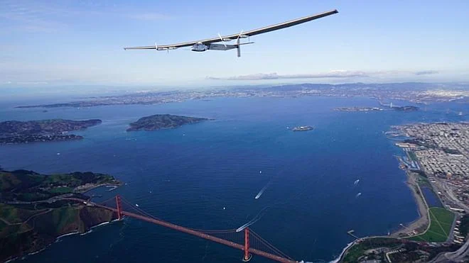 El avión solar Impulse llega a San Francisco tras atravesar el Pacífico