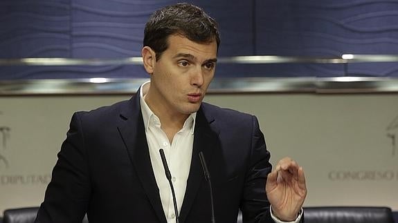 Rivera reprocha al PP que vea como enemigo a C's y no al populismo y al separatismo