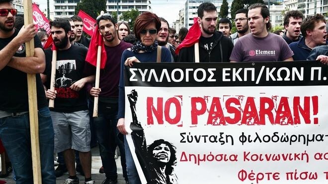 Policías griegos ocupan la sede de Syriza en protesta contra la reforma de las pensiones