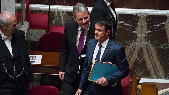 Manuel Valls escapa a la moción de censura e impone su reforma laboral