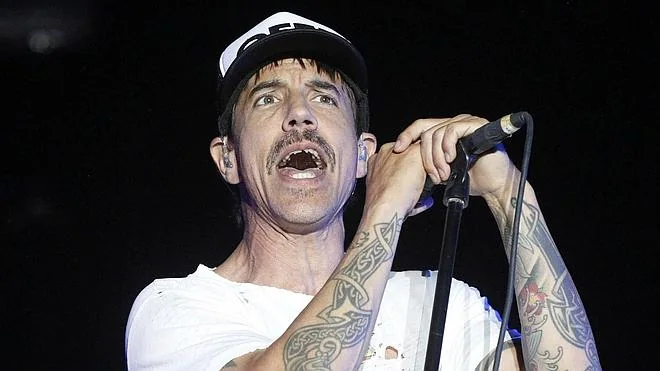 Los Red Hot Chili Peppers cancelan dos conciertos por la gastroenteritis de Kiedis