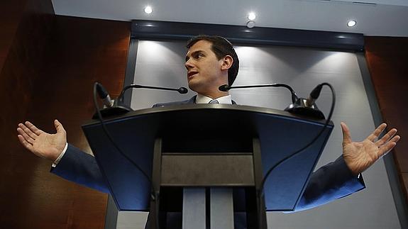 Rivera advierte a Rajoy de que no debe equivocarse de enemigo