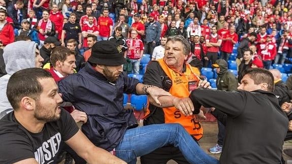 Peleas entre hinchas del Sevilla y el Liverpool antes de la final