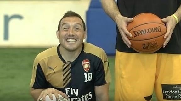 Santi Cazorla 'se pasa' al baloncesto