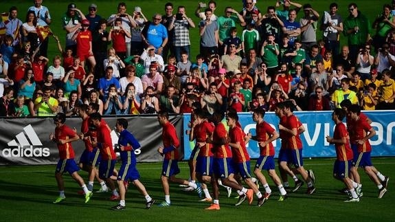 Del Bosque prueba las bandas para asistir a Aduriz