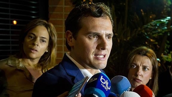 Rivera defiende sus fichajes: «Es mucho menos serio Bárcenas que 'Felisuco'»