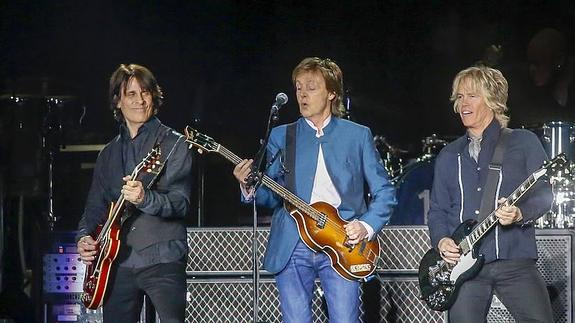 McCartney encandila con historias que forjaron la música