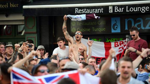 Hinchas británicos humillan a niños gitanos en Lille